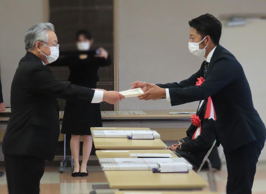 上市町長中川行孝様から表彰を受けとるRBT副部長伊東大輔