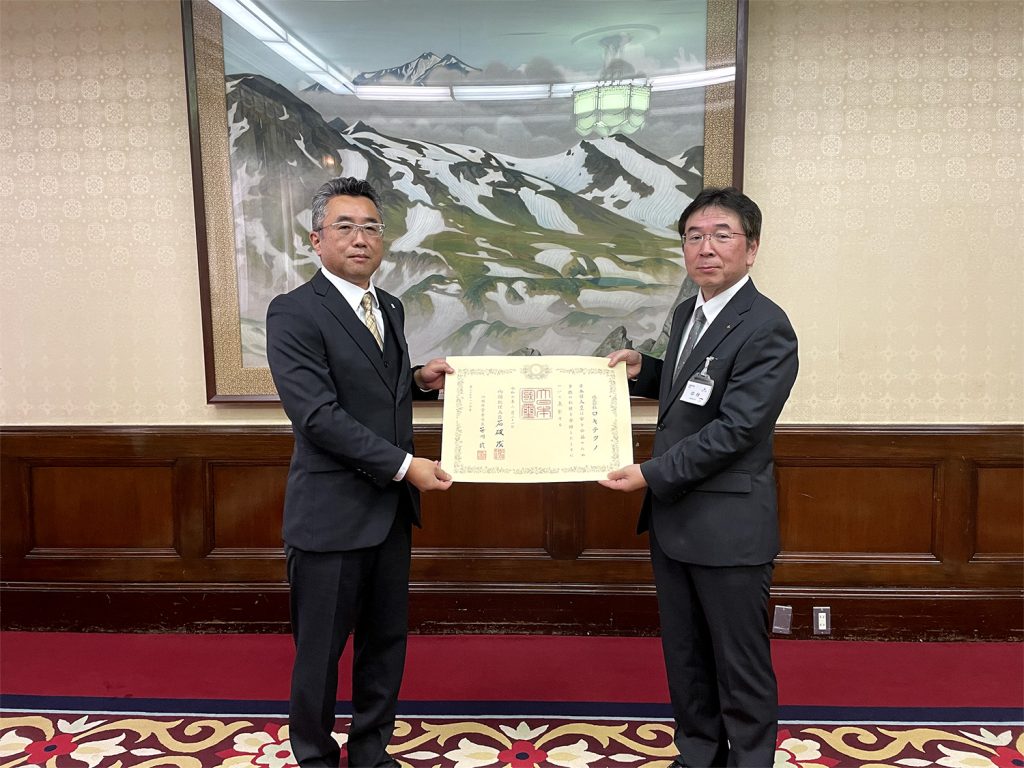 富山県への寄付に対する紺綬褒章受章